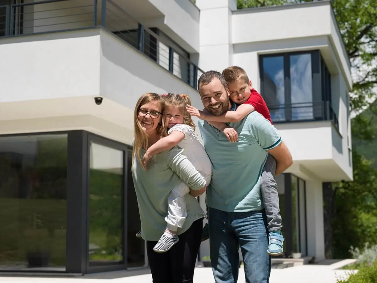 Familie vor Haus mit neuen Fenster in Göttingen