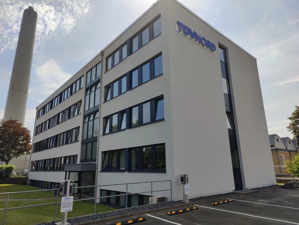 TÜV-Gebäude mit neuen Fenstern in Göttingen